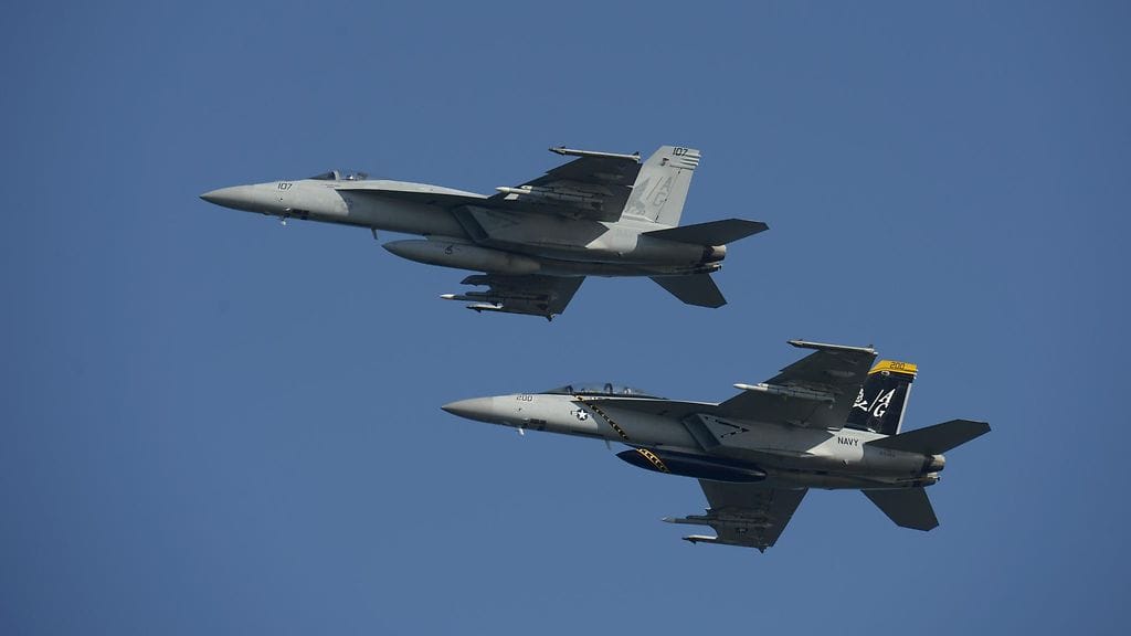 Boeingin F/A-18 Super Hornetit Kaivopuiston lentonäytöksessä Helsingissä 9. kesäkuuta 2017.