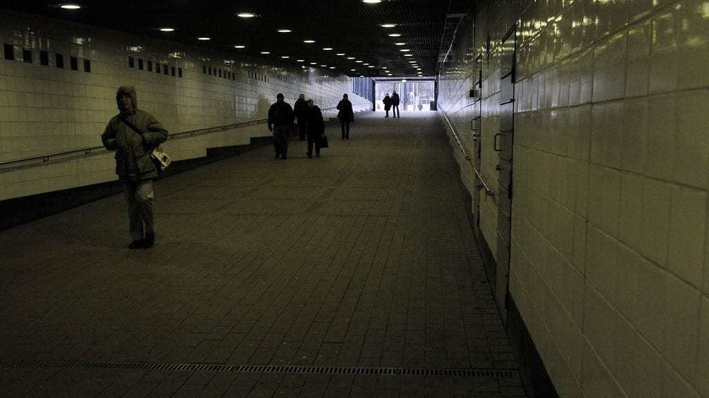 Jalankulkijoita Helsingin Rautatieaseman alikulkutunnelissa 15. joulukuuta 2009. Suomalaisten turvallisuudentunne on heikentynyt viime vuosina.