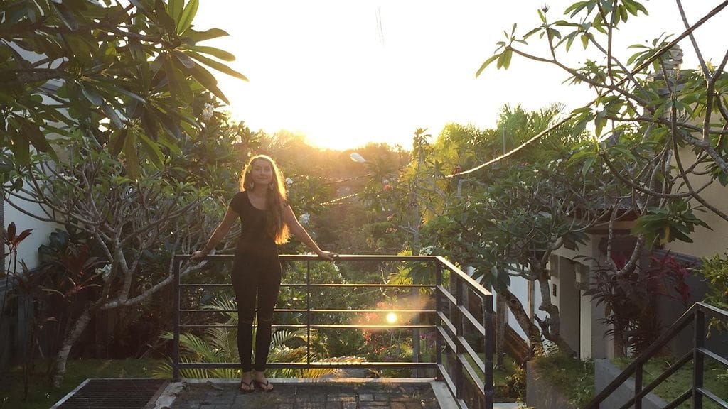 Saana Rasila uuden kotinsa Balin auringonlaskussa.