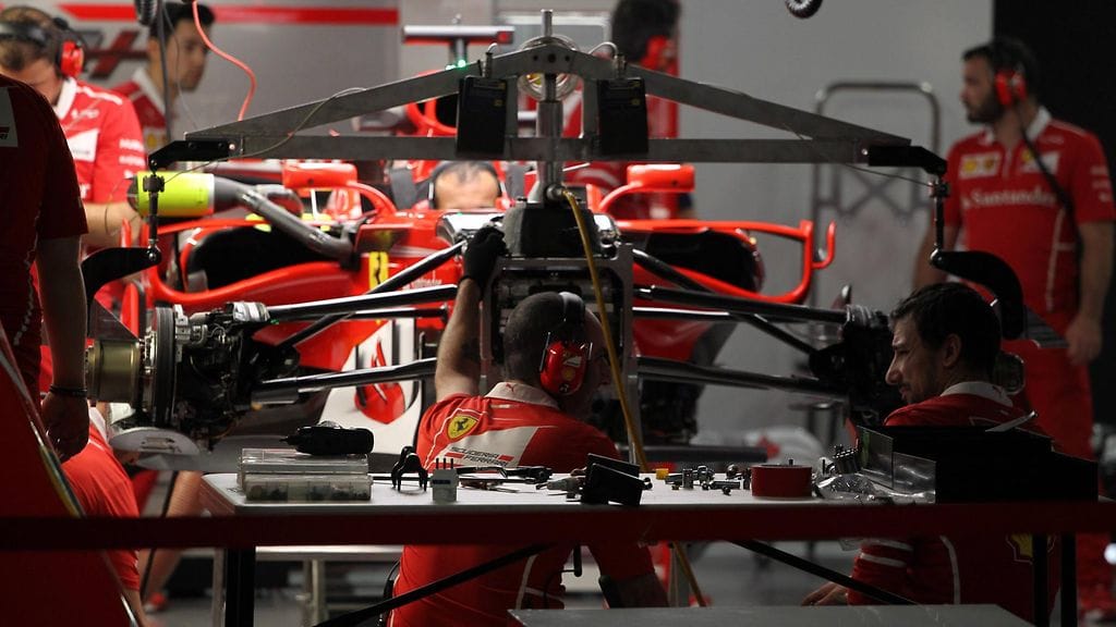 Ferrari tekee töitä autonsa kanssa Japanin F1-varikolla.