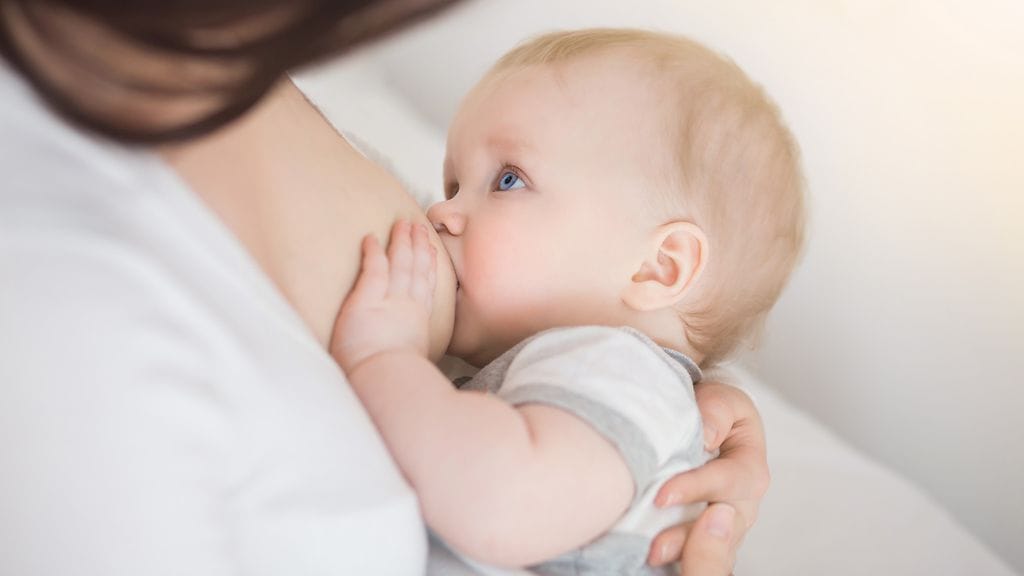 Raskaana olevat naiset ja tuoreet äidit nauttivat liian paljon energiajuomia. Kuvituskuvassa vauvaa imettävä nainen.