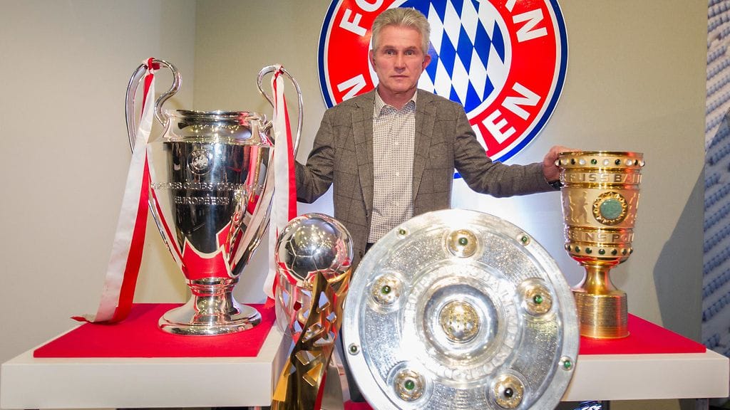 Jupp Heynckes ja Bayernin mestaruuspokaalit kaudelta 2012-2013.