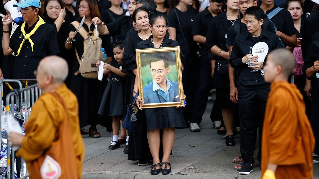 Surija pitää kädessään kuvaa Thaimaan edesmenneestä kuninkaasta.