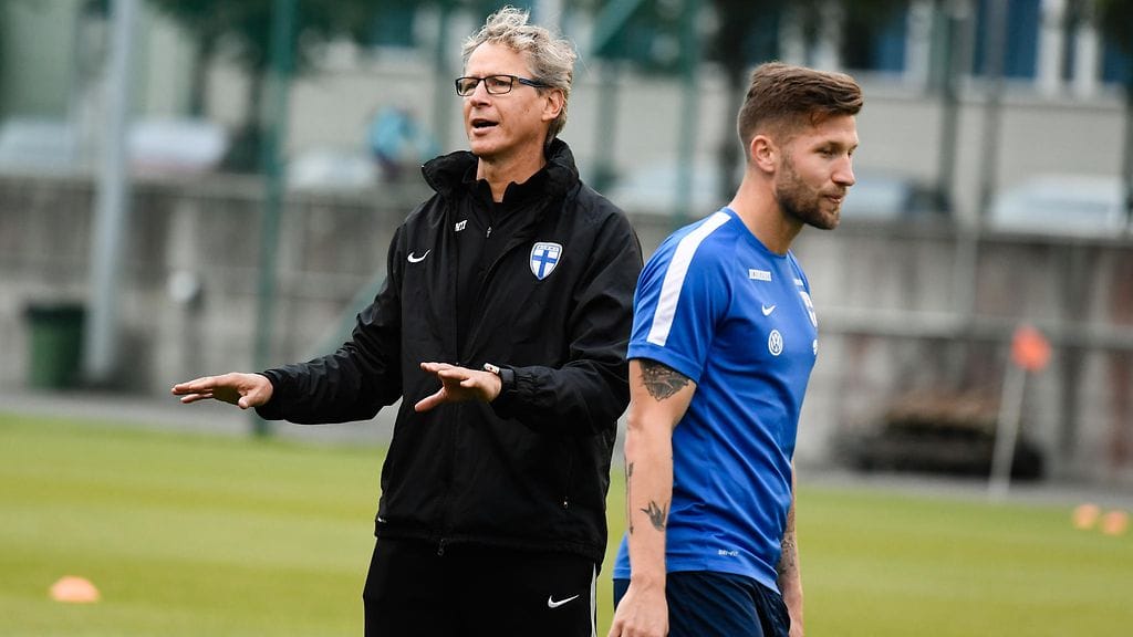 Huuhkajien päävalmentaja Markku Kanerva ja puolustaja Joona Toivio.