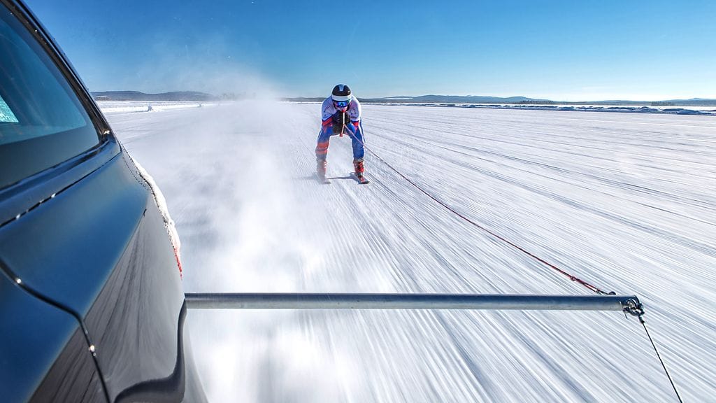 Edellinen nopeusennätys vedetyssä hiihdossa oli 112.65km/h, jonka Graham Bell ylitti kirkkaasti.
