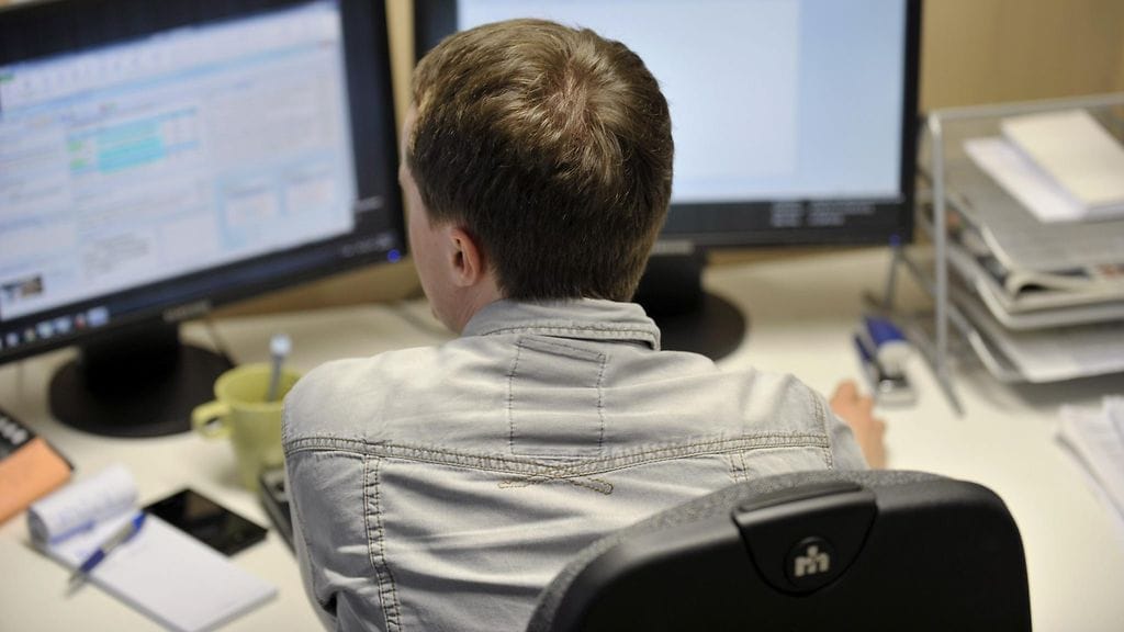 Huonossa ryhdissä istuminen johtaa herkästi niska- ja alaselkäkipuihin.