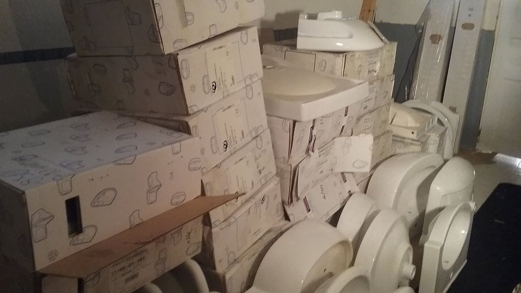 Vartiaisen vaimon Facebook-ryhmään julkaisema kuva altaista, jonka yhteydessä annetaan yhteystiedot niiden ostamiseksi.