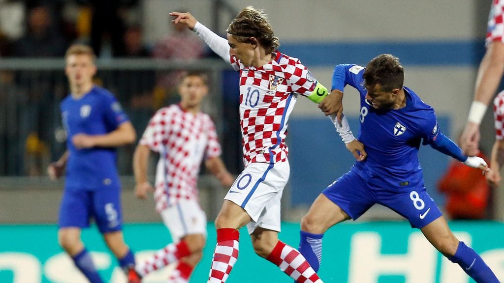 Huuhkajien Perparim Hetemaj yritti pysäyttää Kroatian Luka Modricia.