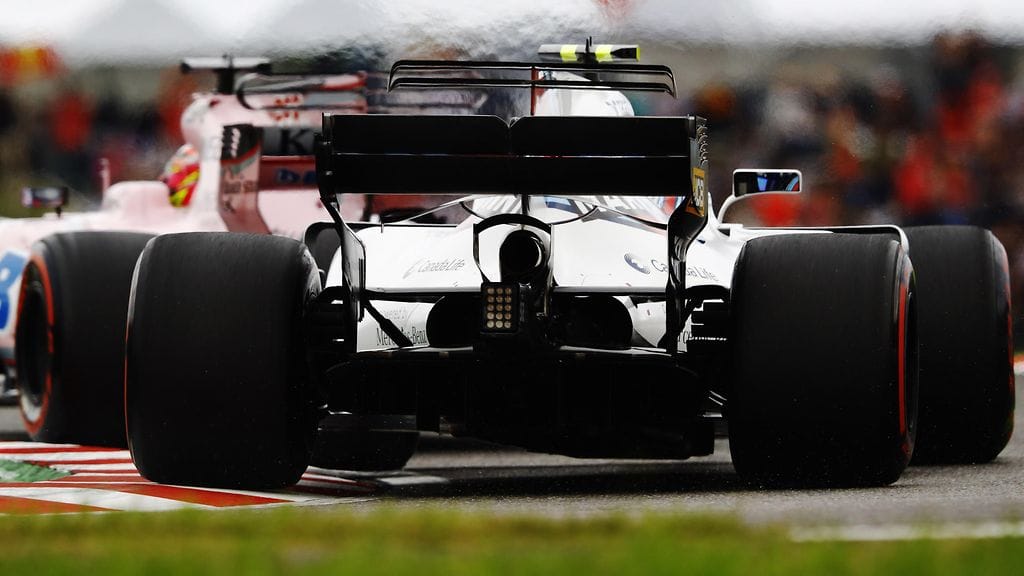 Williamsin Lance Stroll Force Indian Sergio Perezin perässä.