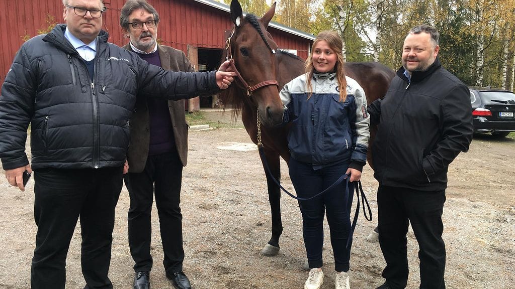Gloria Web poseerasi Teivon tallinmäellä uusien omistajiensa Matti Viitalan (vas), Seppo Ranta-Ruonan ja Kari Linnan kanssa. Neljäs omistaja on Petteri Vanhanen.