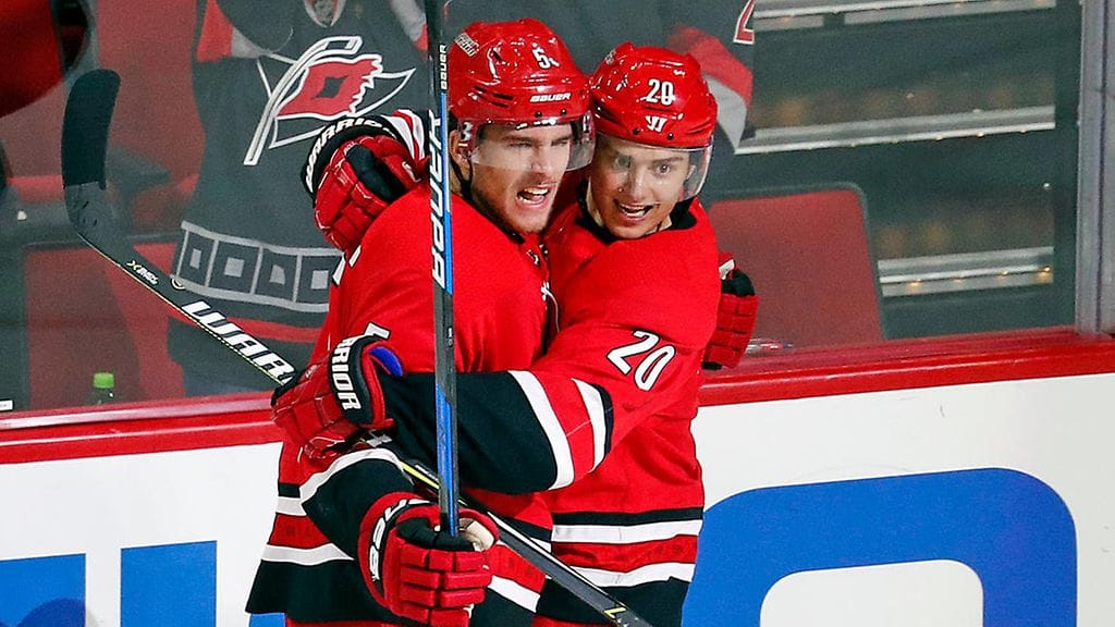 Sebastian Aho (oik.) oli ottelun ykköstähti.