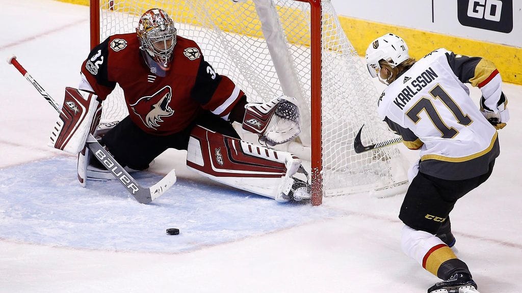 Antti Raanta pelasi ensimmäisen ottelunsa Arizonan maalilla.