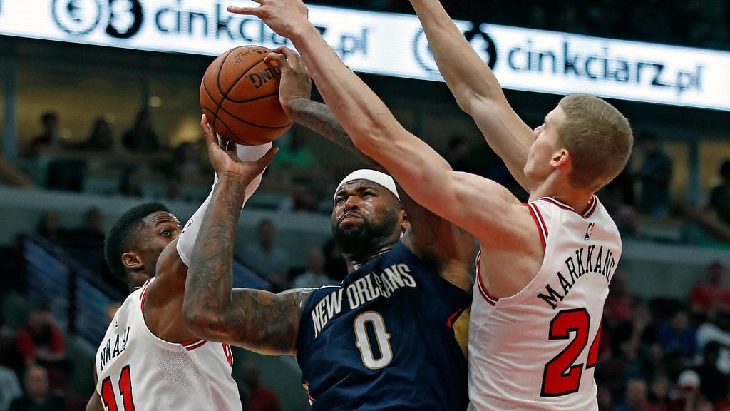 Lauri Markkanen oli pulassa DeMarcus Cousinsia vastaan.