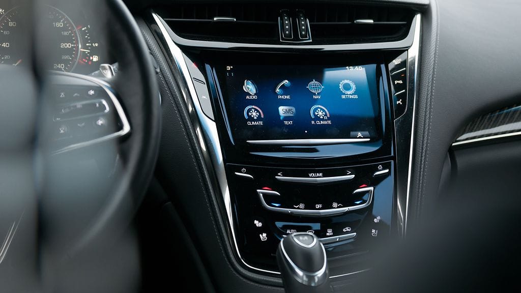 Mitä kalliimpi auto, sitä monimutkaisempia olivat myös sen infotainment-järjestelmät. Kuvituskuva.