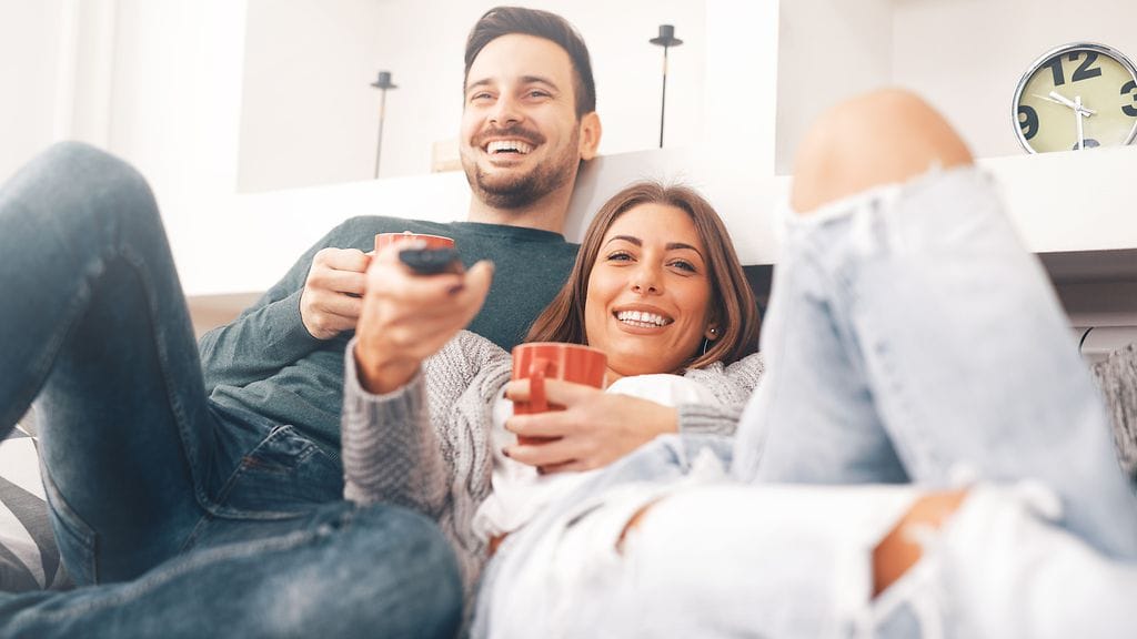 Vanhemmatkin tarvitsevat omaa aikaa, jonka voi käyttää myös television ääressä. Kuvituskuva.