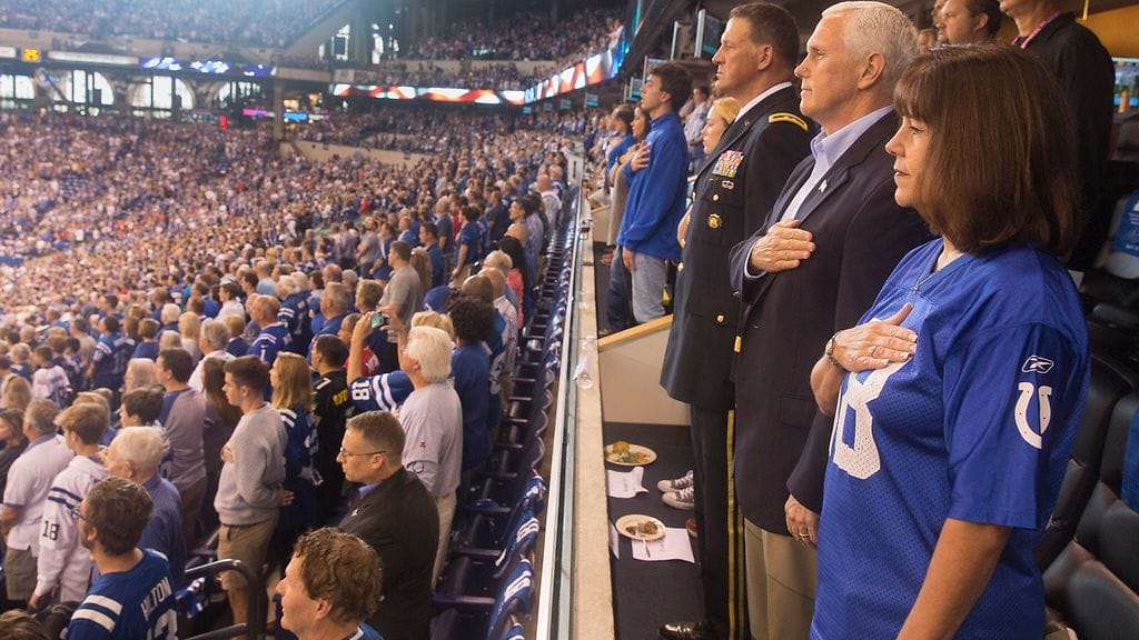 Varapresidentti Mike Pence kuvattiin vaimonsa kanssa kuuntelemassa Yhdysvaltain kansallishymniä Indianapolis Coltsin ja San Francisco 49ersin NFL-ottelun alla. Pari poistui paikalta pian kuvan ottamisen jälkeen.