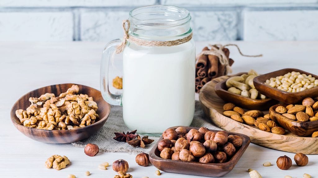 Kasvimaitoja tehdään muun muassa cashewpähkinöistä, hasselpähkinöistä ja manteleista. Kuvituskuva.