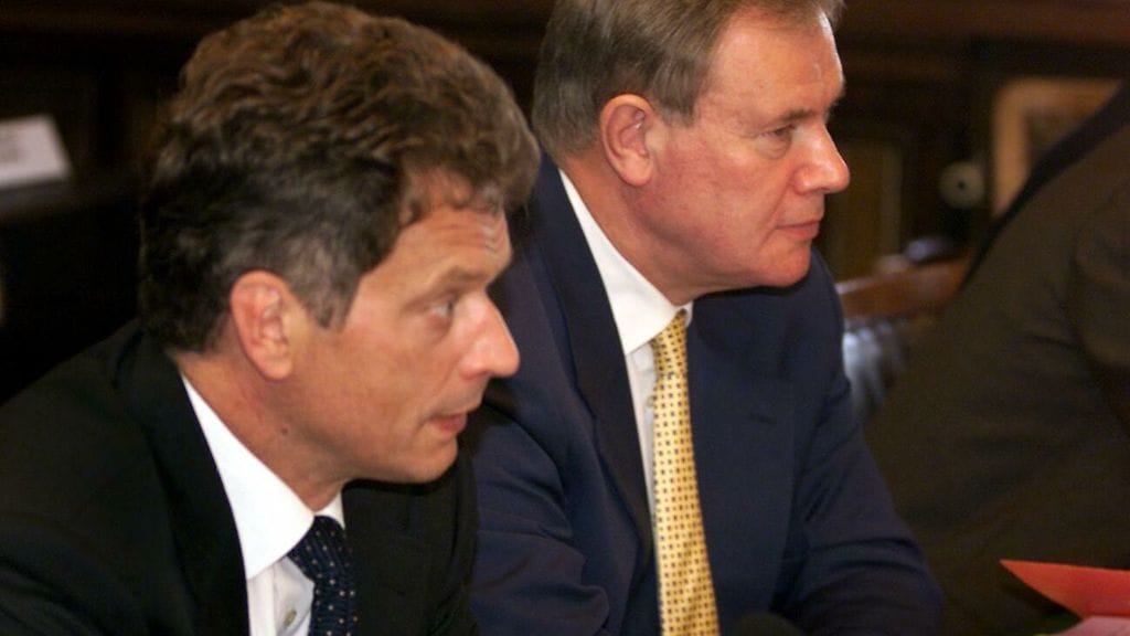 Silloiset valtiovarainministeri Sauli Niinistö ja pääministeri Paavo Lipponen elokuussa 2000. Lipponen oli aiemmin samana vuonna pitänyt isyysvapaata tehtävistään. Niinistö toimi sijaisena.