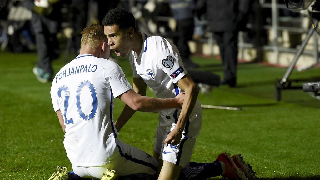Joel Pohjanpalo ja Pyry Soiri loihtivat Suomen tasoitusmaalin Turkkia vastaan.