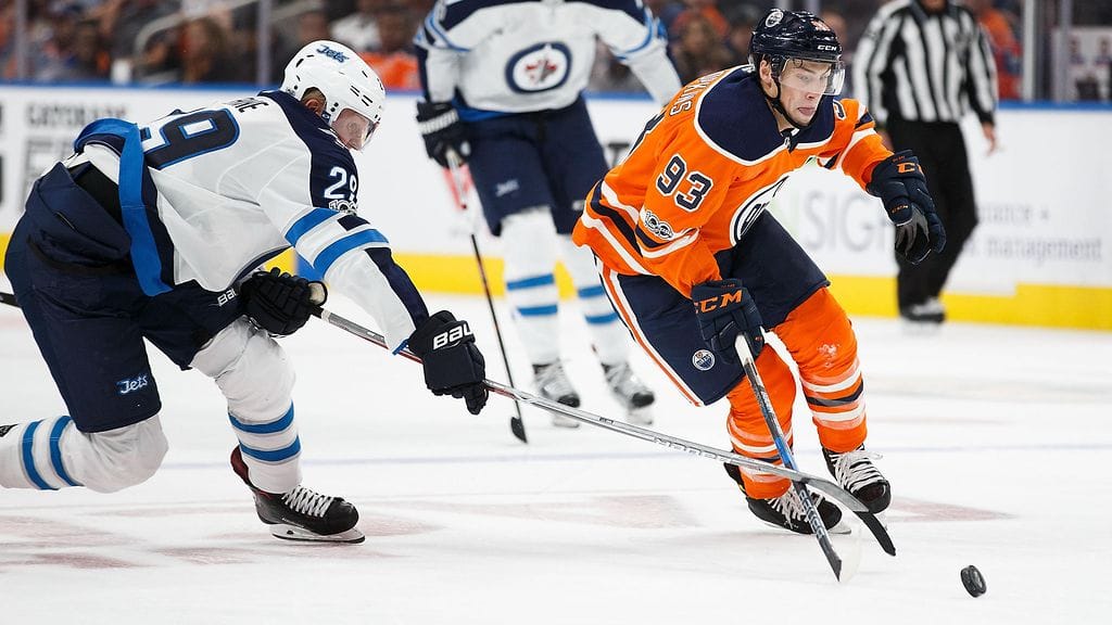 Patrik Laine kamppaili Ryan Nugent-Hopkinsin kanssa.