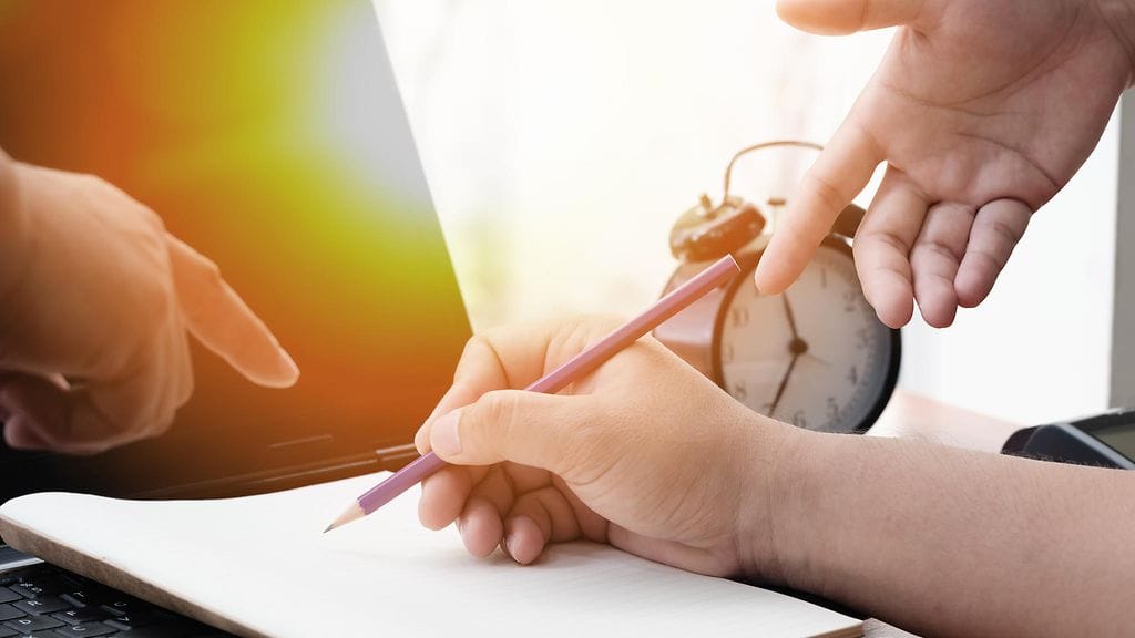 Kirjoittajan mukaan kaikkia ei ole luotu työskentelemään tehokkaasti kahdeksaa tuntia putkeen.