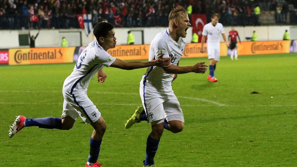 Pyry Soiri (vas.) alusti Joel Pohjanpalon osuman.