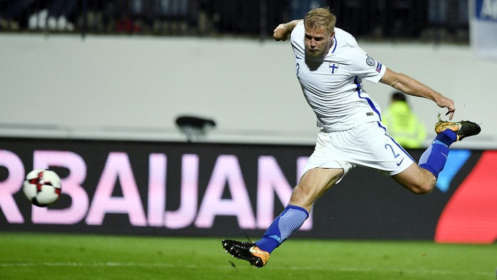 Paulus Arajuuri iski volleysta.