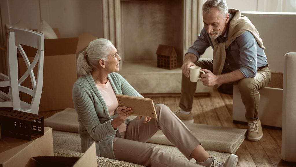 Kuolemansiivouksesta on hyvä puhua läheisille, joille tarpeettomaksi käynyttä tavaraa voi myös antaa. Kuvituskuva.