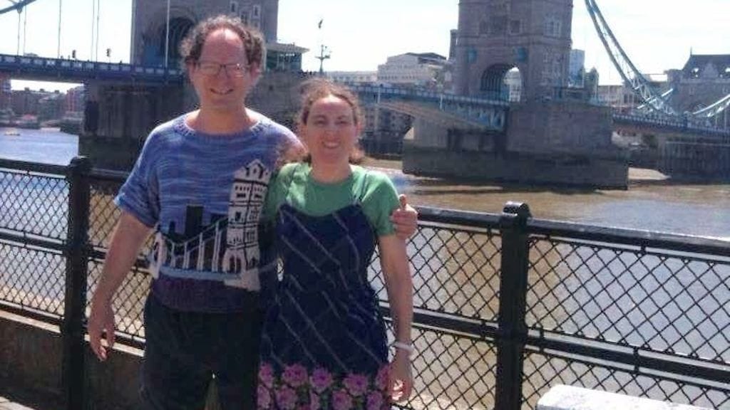 Sam Barsky Lontoon Tower Bridgen edustalla Tower Bridge -paidassaan.