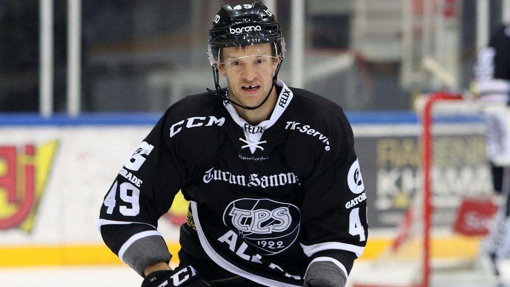 Ilkka Heikkinen ei ole pelikunnossa tiistai-illan CHL-ottelussa.