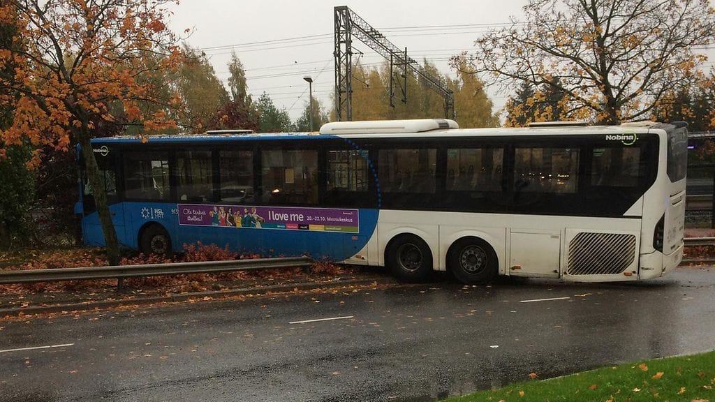 Bussionnettomuus Maatullinaukiolla Helsingissä 10.10.2017.