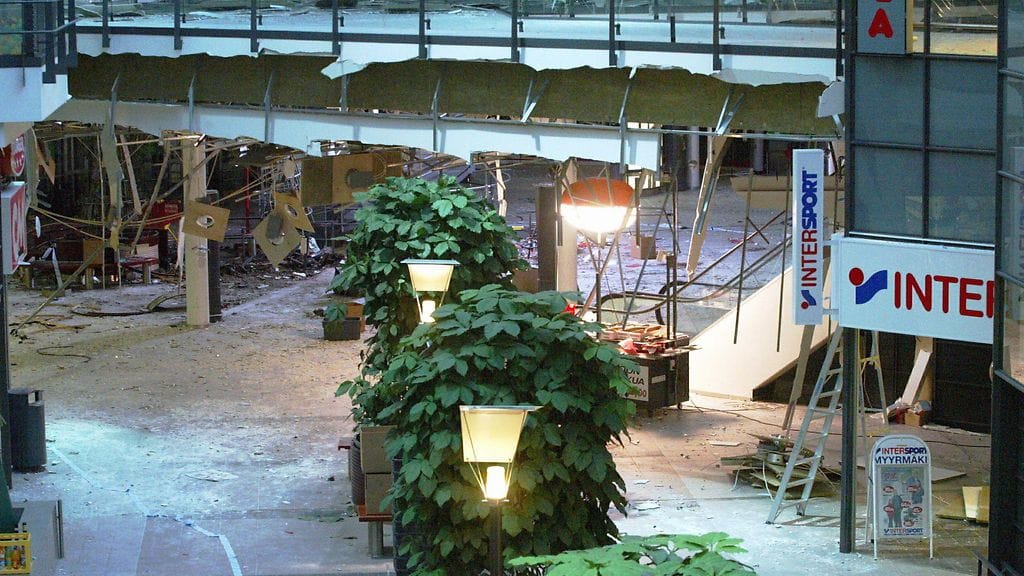 Räjähdyshetkellä paikalla on paljon ihmisiä seuraamassa kauppakeskuksessa illalla järjestettyä pelle-esitystä.