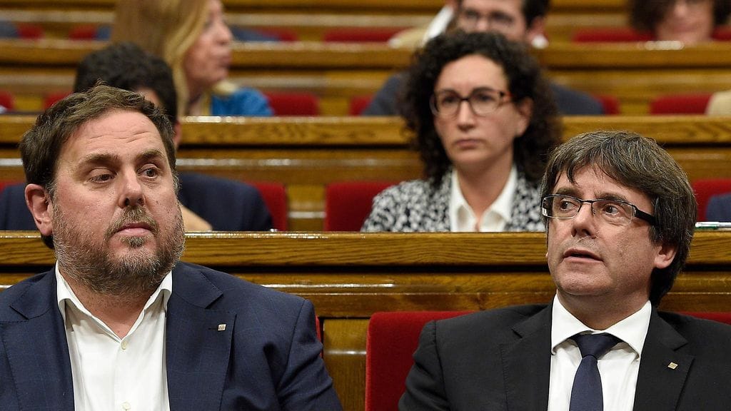 Carles Puigdemont (oikealla) sanoi parlamentissa kansanäänestyksen osoittaneen, että Katalonialla on oikeus olla itsenäinen valtio.