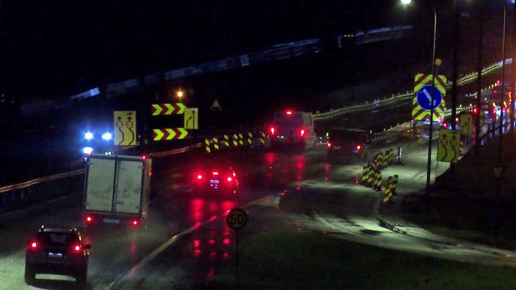 Vesi pääsi nousemaan tielle toissa viikolla Espoon Kirkkojärven tietyömaan kohdalla.