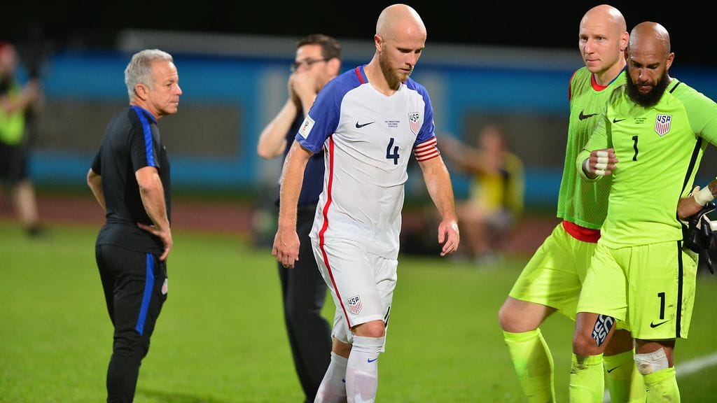 USA:n kapteeni Micheal Bradley (kesk.) poistui kentältä pettyneenä.