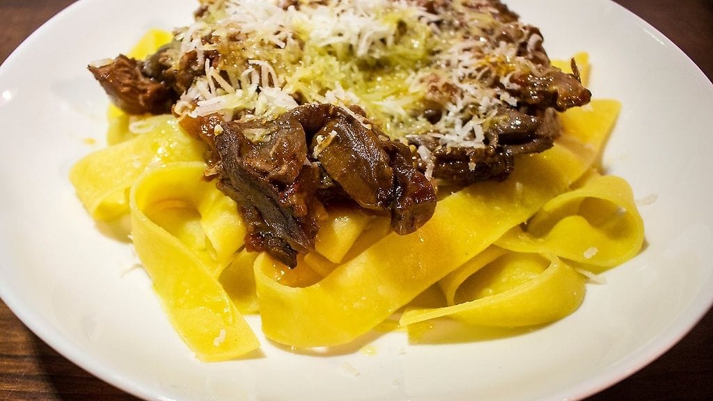 Tuunattu lihakastike maistuu pastan kanssa.