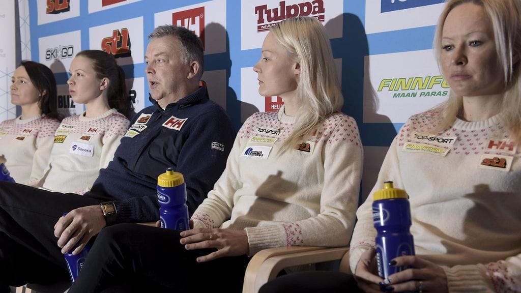 Aino-Kaisa Saarinen (vas.), Kerttu Niskanen, Reijo Jylhä, Anne Kyllönen ja Riitta-Liisa Roponen Falunin MM-hiihdoissa 2015.