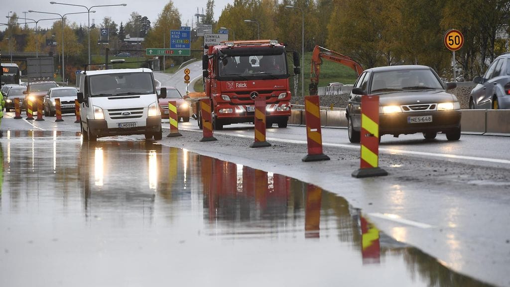 Ruuhkaa ja tulvavettä Turun moottoritiellä keskiviikkona aamulla 11. lokakuuta 2017.