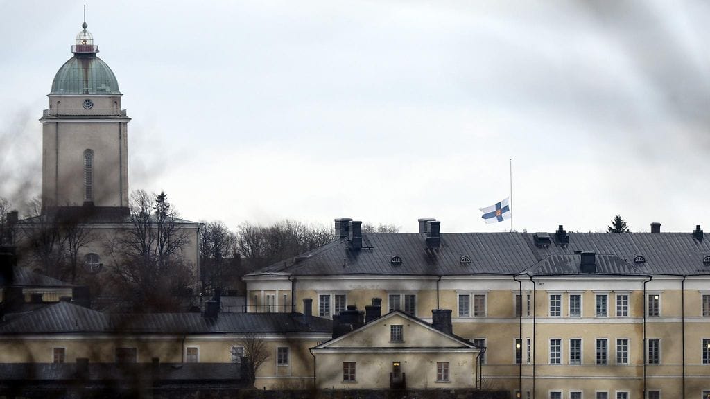 Suruliputus Merisotakoululla Suomenlinnassa Helsingissä vuoden 2015 joulukuussa.