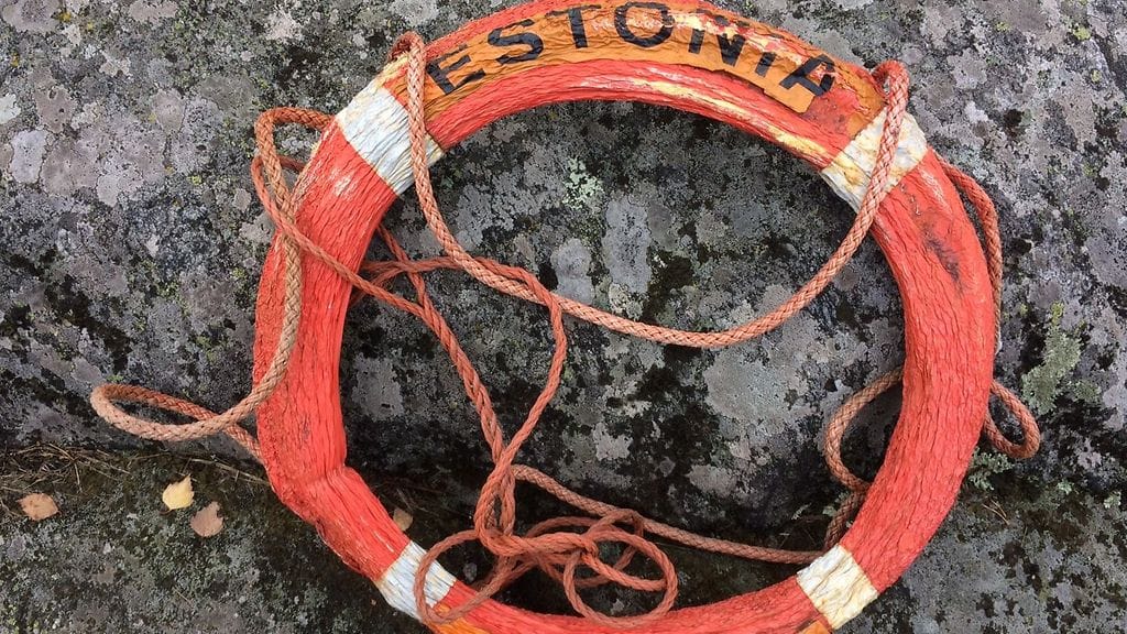Estonian pelastusrengas nousi pintaan kesken rantojen siistimisen.