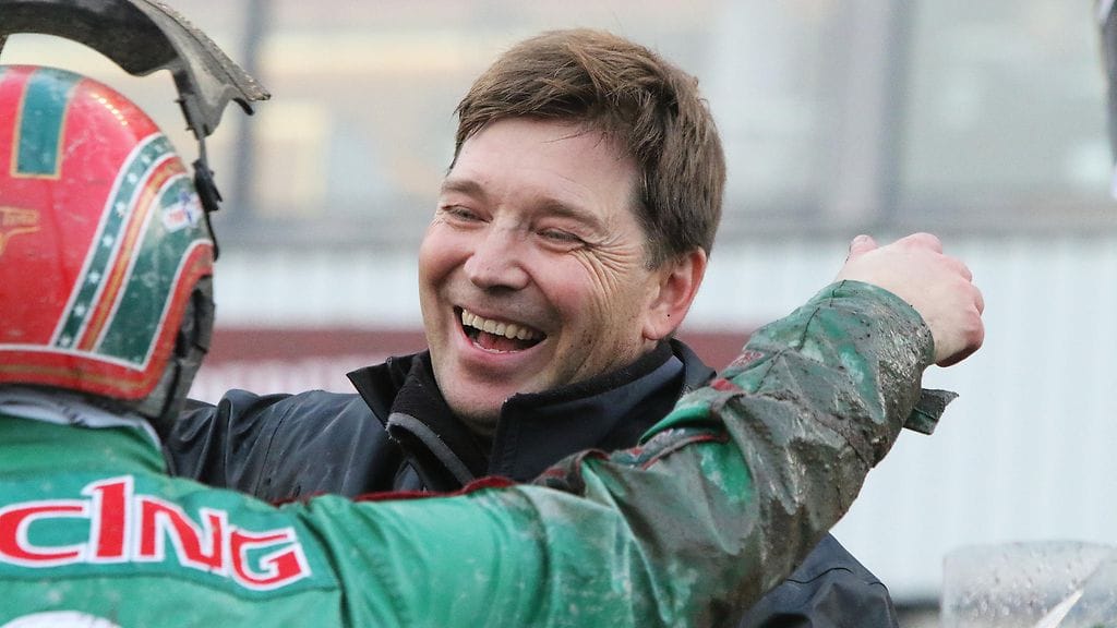 Valmentaja Mathias Furuhjelm otti ohjastaja Hannu Torvisen lämpimään syleilyyn Run For Royaltyn Kriterium-voiton jälkeen.