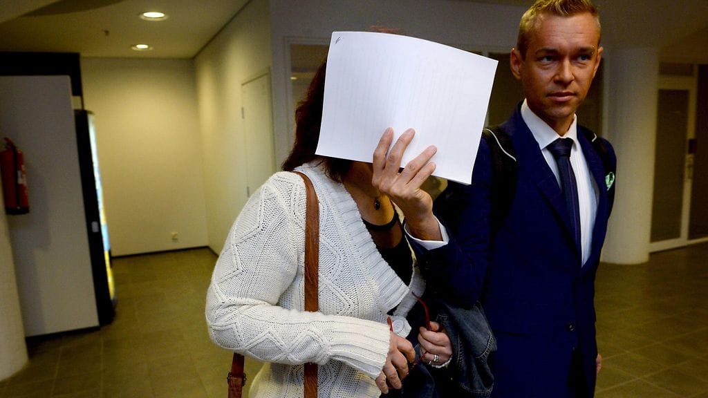 "Malmin nainen" saapui kuultavaksi Helsingin käräjäoikeuteen silloisen asianajajansa Juha-Pekka Hipin seurassa 22. syyskuuta 2015.