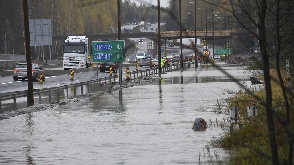 Tulvavettä nousi Turuntielle keskiviikkona.