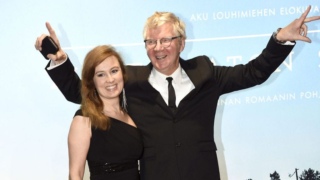 Tv-alalla työskentelevä Erika Skön on muutama kymmenen vuotta nuorempi miesystäväänsä Pirkka-Pekka Peteliusta.