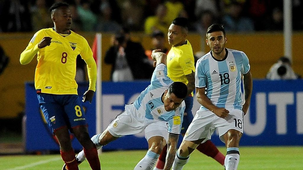 Ecuador (keltaisissa paidoissa) kohtasi viimeisessä MM-karsintaottelussaan Argentiinan ja hävisi 1–3.