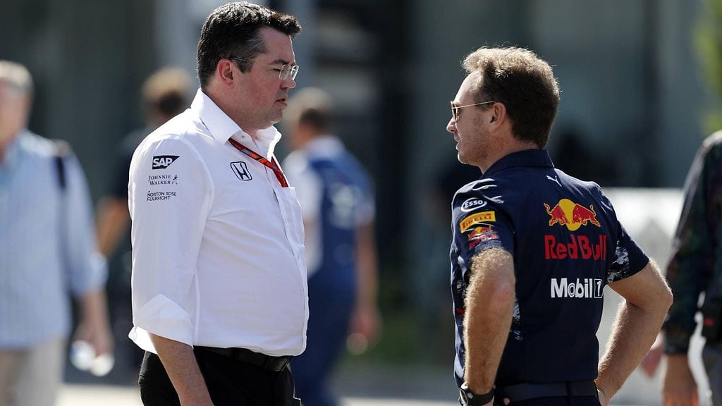 McLarenin kilpailutoimenjohtaja Eric Boullier ja Red Bullin tallipäällikkö Christian Horner juttusilla.
