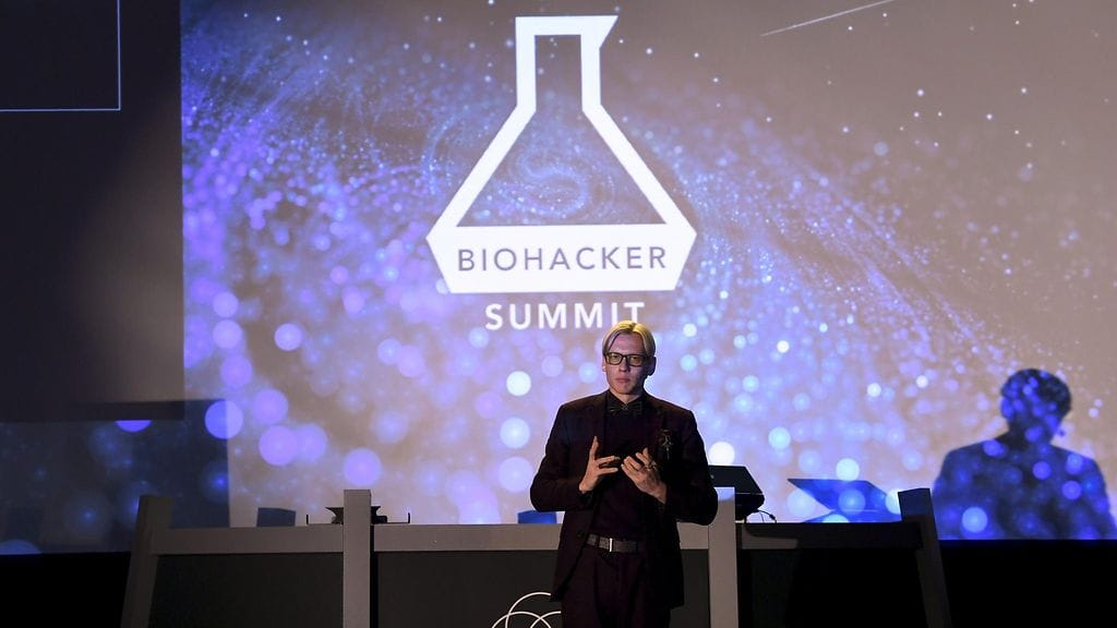 Biohakkeri Teemu Arina Biohacker Summitissa Helsingissä 13. lokakuuta 2017.