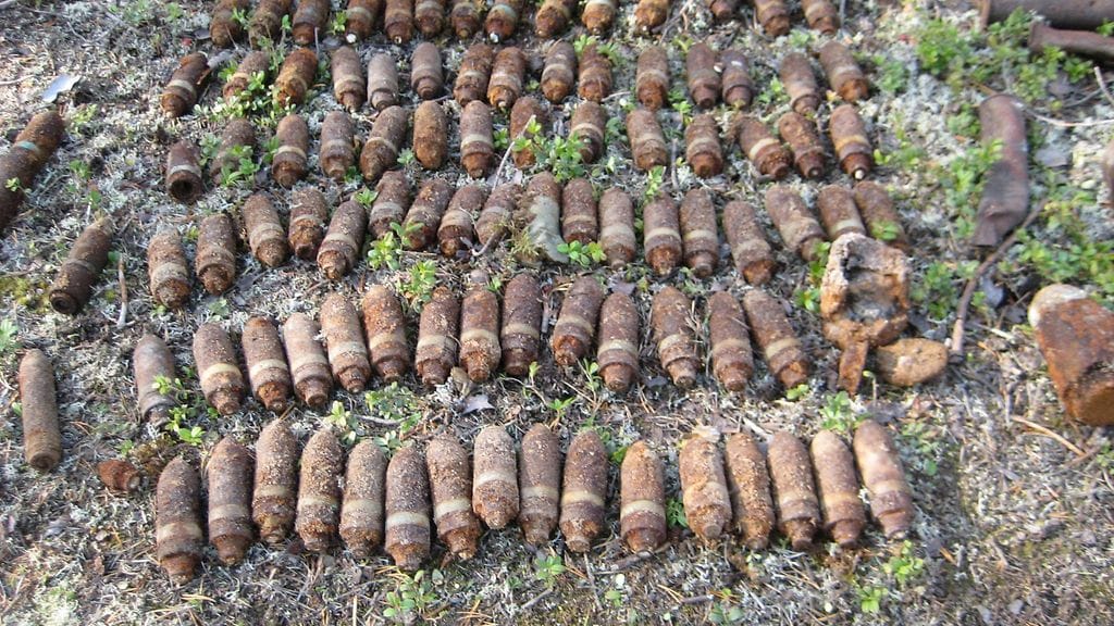 Kuvassa muualta Suomesta maastosta löydettyjä kranaatteja kuvattuna vuonna 2011.