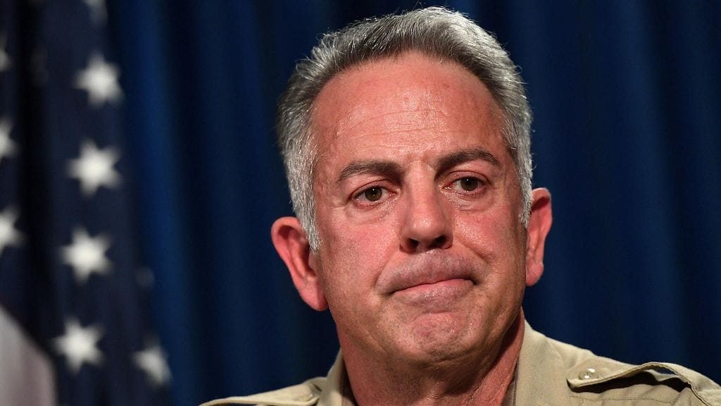 Sheriffi Joe Lombardo kertoi sairaalassa olevien uhrien tilanteesta tiedotustilaisuudessa.