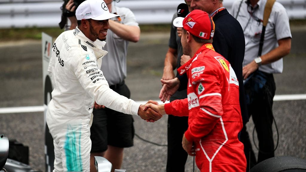 Lewis Hamilton on viemässä MM-tittelin Sebastian Vettelin nenän alta.